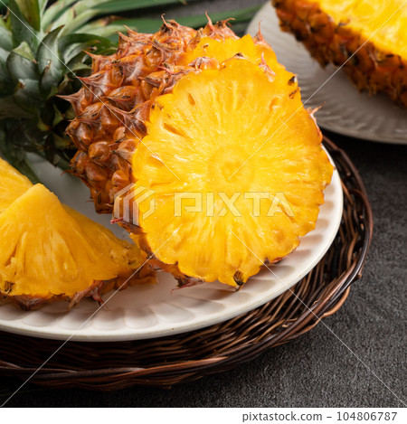 pineapple tropical leaves background sliced pineapple background パイナップル 104806787