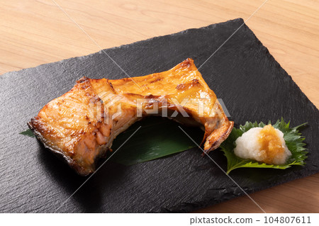 烤銀鮭魚配咸米曲 烤銀鮭魚配咸米曲 104807611