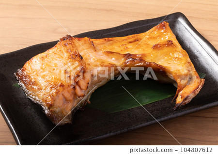 烤銀鮭魚配咸米曲 烤銀鮭魚配咸米曲 104807612