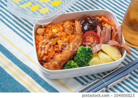 美味的兒童便當盒,雞肉飯,炸蝦,漢堡排 美味的兒童便當盒,雞肉飯,炸蝦,漢堡排 104808823