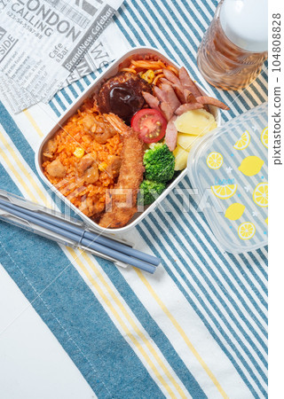 美味的兒童便當盒,雞飯,炸蝦,漢堡,垂直位置 美味的兒童便當盒,雞飯,炸蝦,漢堡,垂直位置 104808828