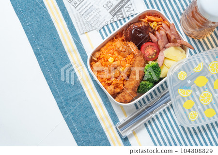美味的兒童便當盒，雞肉飯，炸蝦，漢堡排 104808829