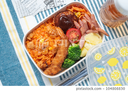 美味的兒童便當盒，雞肉飯，炸蝦，漢堡排 104808830