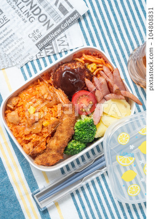 美味的兒童便當盒,雞飯,炸蝦,漢堡,垂直位置 美味的兒童便當盒,雞飯,炸蝦,漢堡,垂直位置 104808831