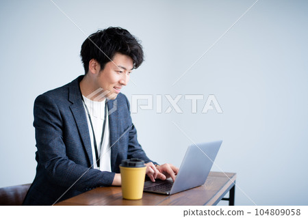 使用電腦的男人 使用電腦的男人 104809058