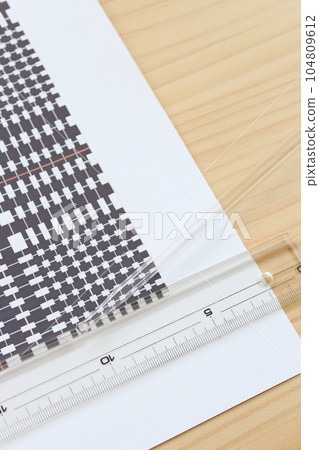 [Grooving, grooving stick, ruler] Tools for drawing straight lines by hand (hand drawing, analog drawing, checkered pattern, simple) 104809612