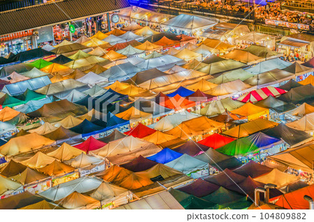 Talat Lot Failachadah（泰國）的夜景 104809882