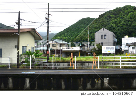 Rainy Hisatsu Orange Railway, train window scenery from Yunoura Station to Yatsushiro Station (2022) 104810607
