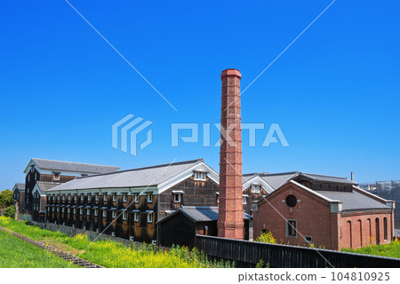 Fushimi's sake brewery and rape blossoms 104810925