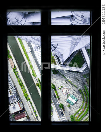 從東京晴空塔天望甲板的玻璃地板看到的景色 從東京晴空塔天望甲板的玻璃地板看到的景色 104811128