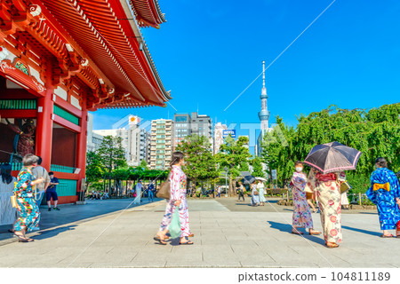 Tokyo cityscape Asakusa Sensoji Temple, large lanterns and Sky Tree 104811189