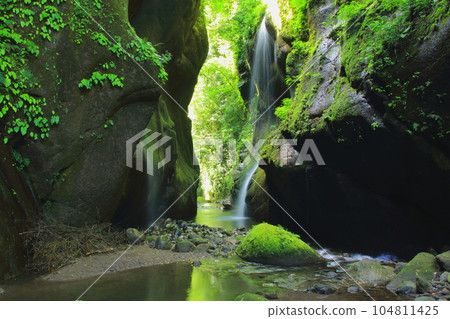 The fresh green of the Yufu River Valley (Yufu City) 104811425