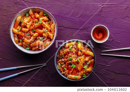 Tteokbokki or topokki and rabokki, Korean street food, spicy rice cakes 104811602