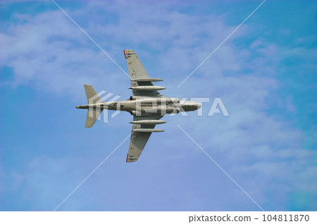 飛行中的美國軍用飛機 EA-6B 徘徊者 飛行中的美國軍用飛機 EA-6B 徘徊者 104811870