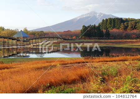 Tsugaru Fujimi Lake, Tsuru no Mai Bridge, Mt. Iwaki (Kitatsugaru District, Aomori Prefecture) 104812764