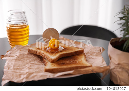 Delicious honey and toasts on black table 104812927