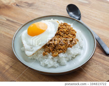 Keema 咖哩飯配煎蛋 104813722