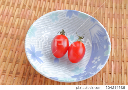 典型的夏季蔬菜（裝在盤子裡的迷你西紅柿） 104814686