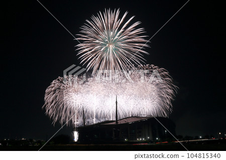 為夏夜增添色彩的美麗煙火瞬間（愛知縣豐田市豐田體育場豐田奧伊登祭） 104815340