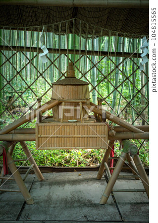 野宮神社夏季綠意盎然的竹林內供奉的竹神轎 野宮神社夏季綠意盎然的竹林內供奉的竹神轎 104815565