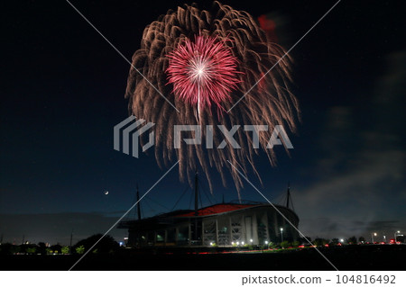 A feast of fireworks that sparkle in the summer night sky (Toyota Oiden Festival, Toyota Stadium, Toyota City, Aichi Prefecture) 104816492