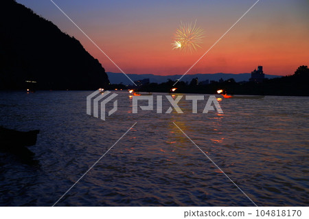 夏日夕陽的天空和長良川鸕鶿捕魚 夏日夕陽的天空和長良川鸕鶿捕魚 104818170