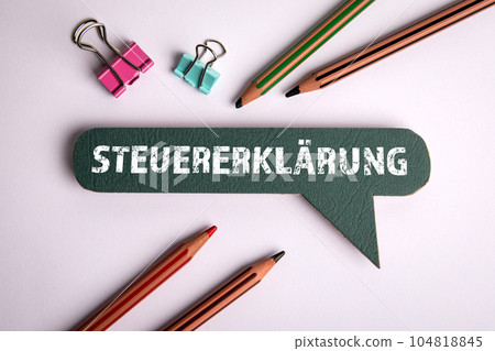 Tax Return. Text in German on a green speech bubble 104818845