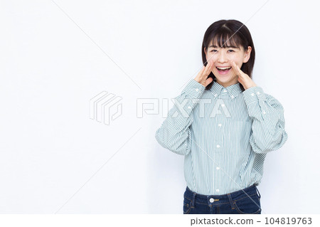 一名三十多歲的女性在白色背景前微笑著尖叫 104819763