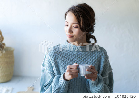 女人喝咖啡的照片（冷色） 104820420