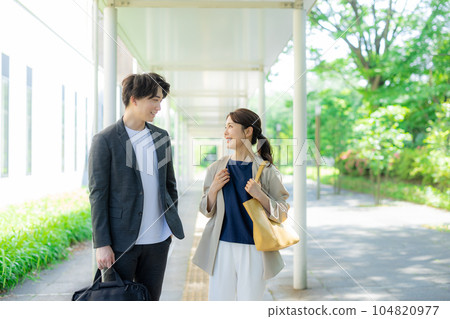 男女辦公室休閒戶外散步 104820977