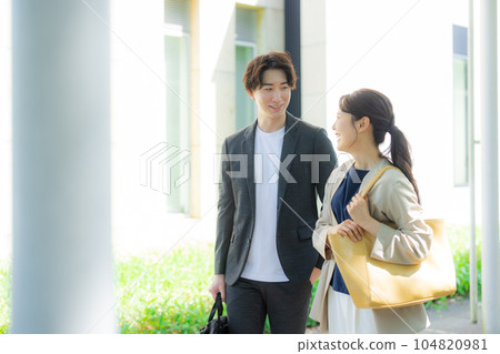 男女辦公室休閒戶外散步 104820981