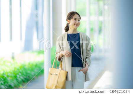 辦公室休閒女性戶外散步 辦公室休閒女性戶外散步 104821024