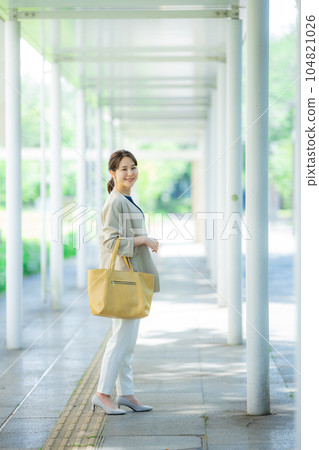 辦公室休閒女性戶外散步 104821026