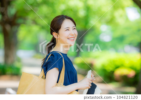 一個女人在戶外散步 104821120