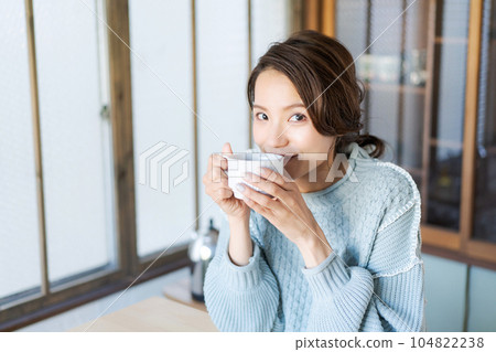 一個放鬆的女人的照片(冷色) 一個放鬆的女人的照片(冷色) 104822238