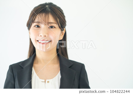 看照相機的年輕女商人 104822244