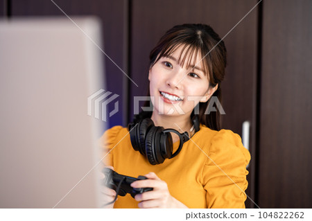 在家玩電子遊戲的年輕女性 104822262