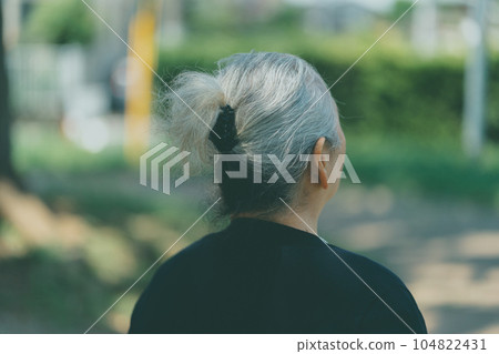 老人 女生 女孩 104822431