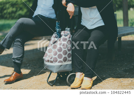 老人 購物車 購物 104822445