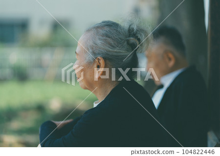 老人 長凳 長椅 104822446