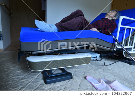 躺在護理床上的老人 躺在護理床上的老人 104822907