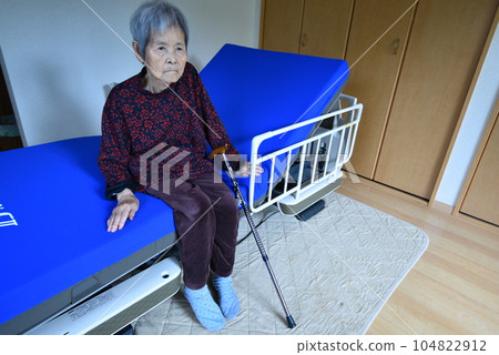 坐在護理床上的高級婦女 坐在護理床上的高級婦女 104822912