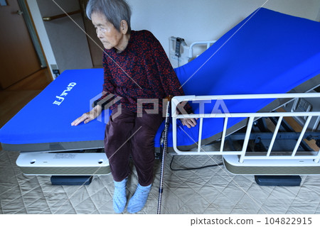 坐在護理床上的高級婦女 104822915
