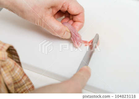 [家庭主婦用刀準備烤雞胗] 104823118
