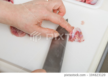 [家庭主婦用刀準備烤雞胗] 104823120