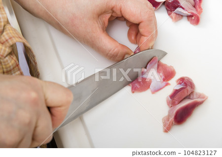 [家庭主婦用刀準備烤雞胗] 104823127