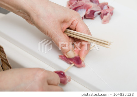 [Housewife skewering yakitori gizzards] 104823128