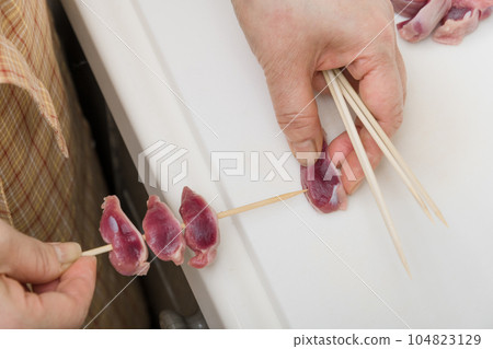 [Housewife skewering yakitori gizzards] 104823129