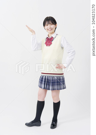 一個女高中生用手掌指向右邊 白色背景 全身 104823170