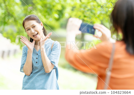 A woman to take with a smartphone 104823664